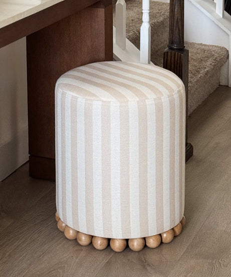 Gestreifter Polsterhocker mit Stauraum