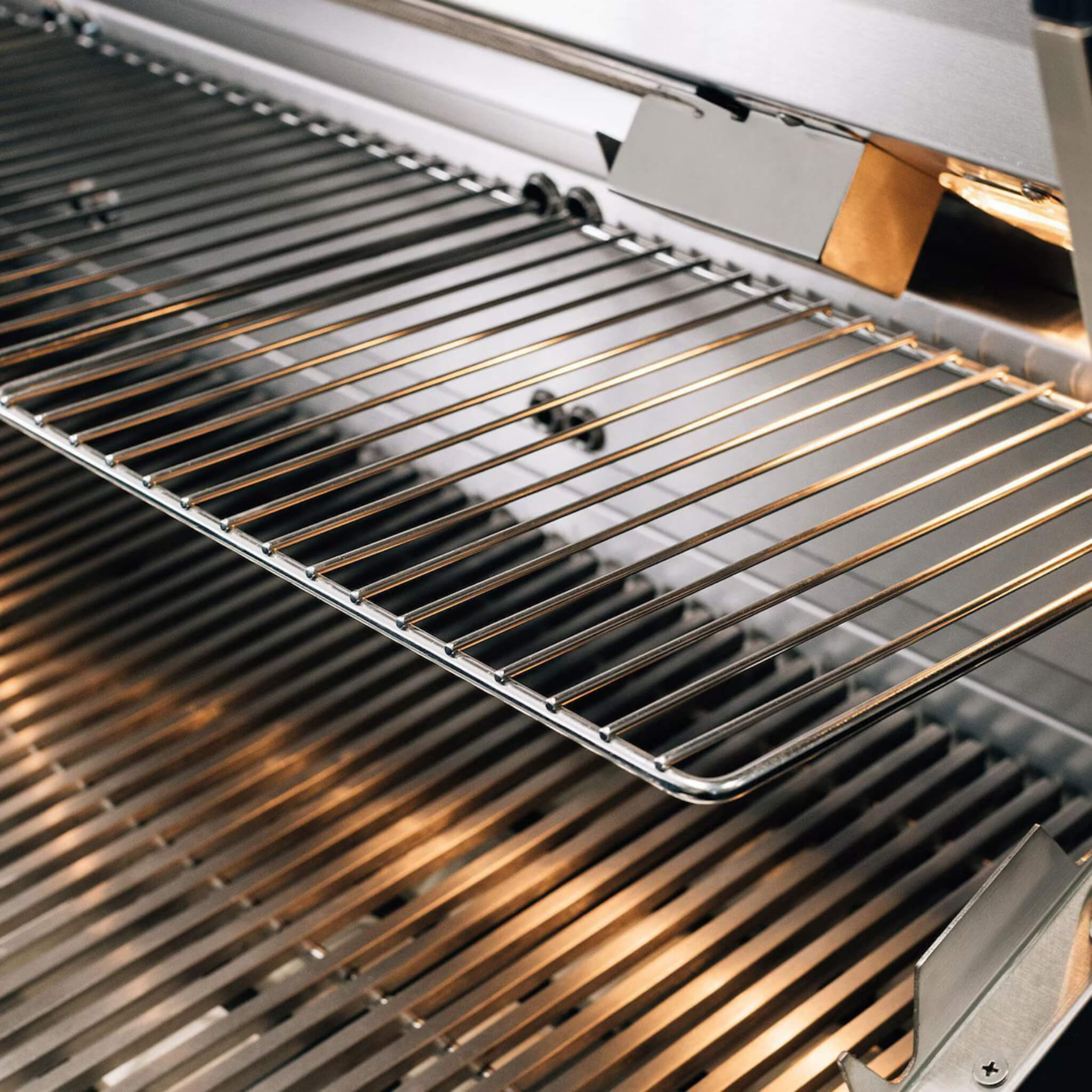 Summerset Quest Grill With Rear Infrared Burner, Rotisserie Kit, & Drop-In Griddle Plate [QST] (SAK51437)