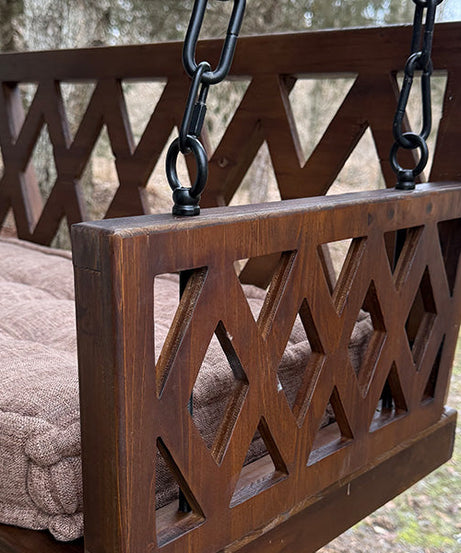 Braune Verandaschaukel mit Kissen
