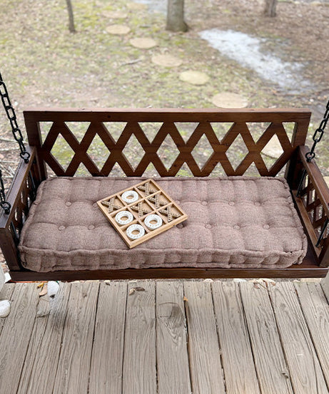 Braune Verandaschaukel mit Kissen