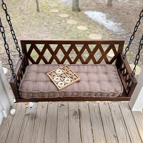 Braune Verandaschaukel mit Kissen