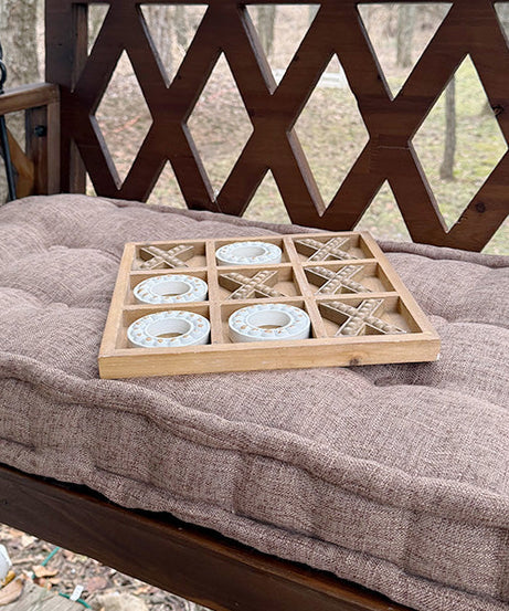 Braune Verandaschaukel mit Kissen