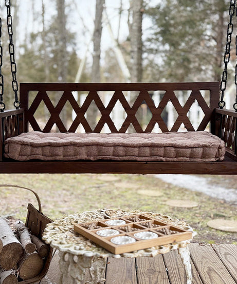 Braune Verandaschaukel mit Kissen