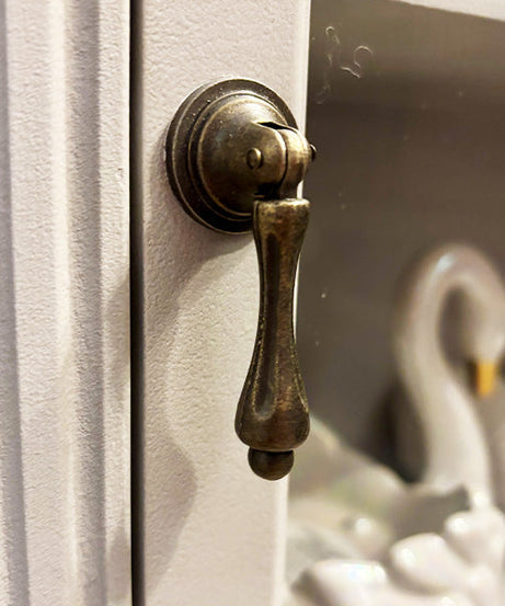 Barocke Eleganz Wandschrank mit Magnettür