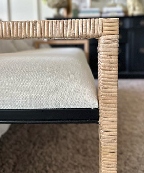 Geflochtene Rattan-Holzbank