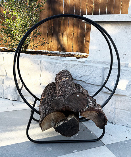 Kaminholzhalter aus schwarzem Schmiedeeisen mit Schlaufe