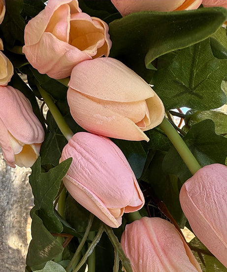 Girlande aus künstlichen, zartrosa Tulpen