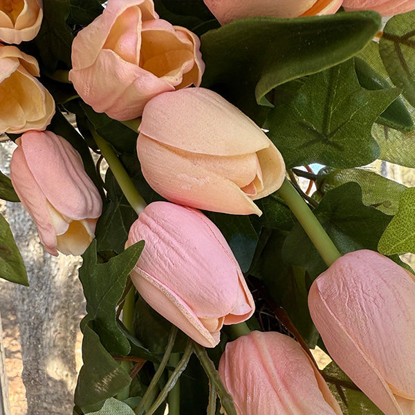 Girlande aus künstlichen, zartrosa Tulpen