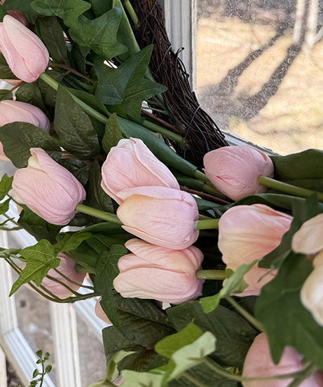 Girlande aus künstlichen, zartrosa Tulpen