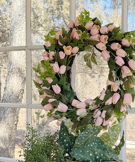 Girlande aus künstlichen, zartrosa Tulpen