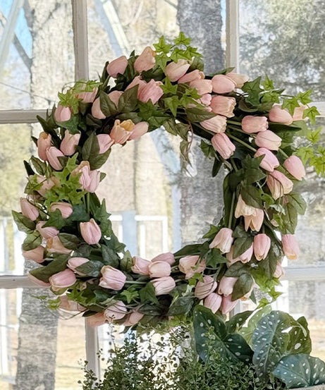 Girlande aus künstlichen, zartrosa Tulpen